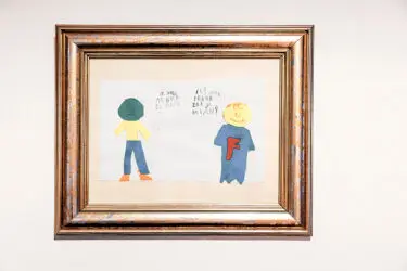 Schilderij met kindertekening van twee kinderen.