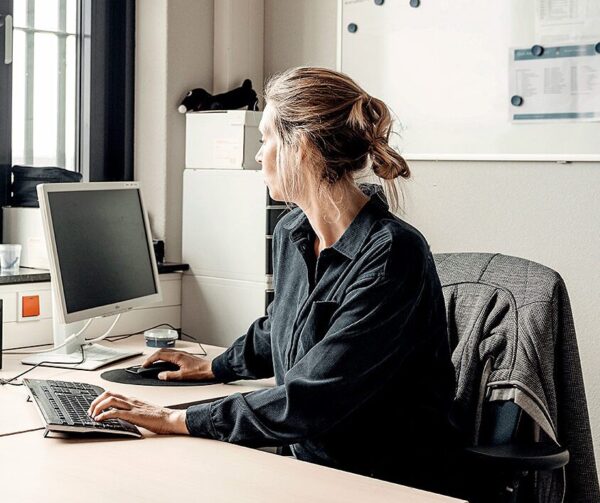 Huisarts zoekt de richtlijnen op via haar computer