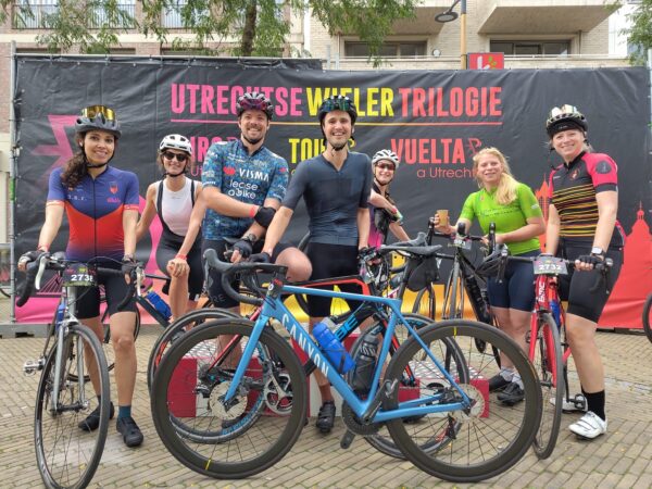 Afbeelding van collega's aan de start van de Vuelta a Utrecht met hun fietsen