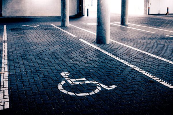 Een gehandicaptenparkeerplaats in een parkeergarage.