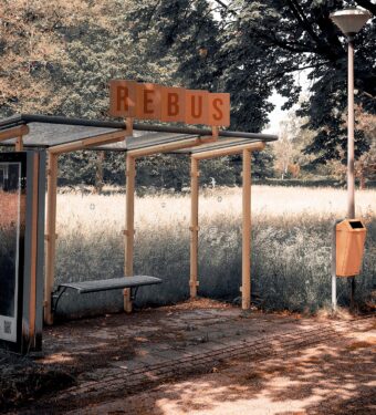Foto van bushokje waar 'REBUS' op staat.