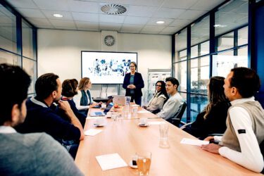 Foto van een scholing van medTadvies met presentatie aan geinteresseerden