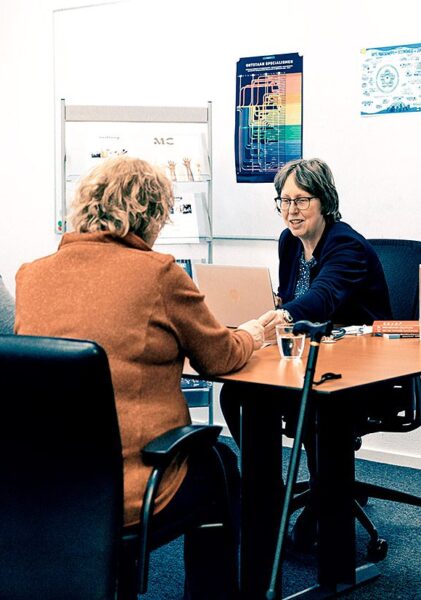 arts in gesprek met cliënt en begeleider
