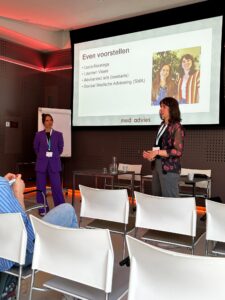 Foto van Lucia en Laureen aan het presenteren over SMA