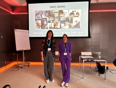 Foto van Laureen en Lucia voor het seherm met hun presentatie SMA