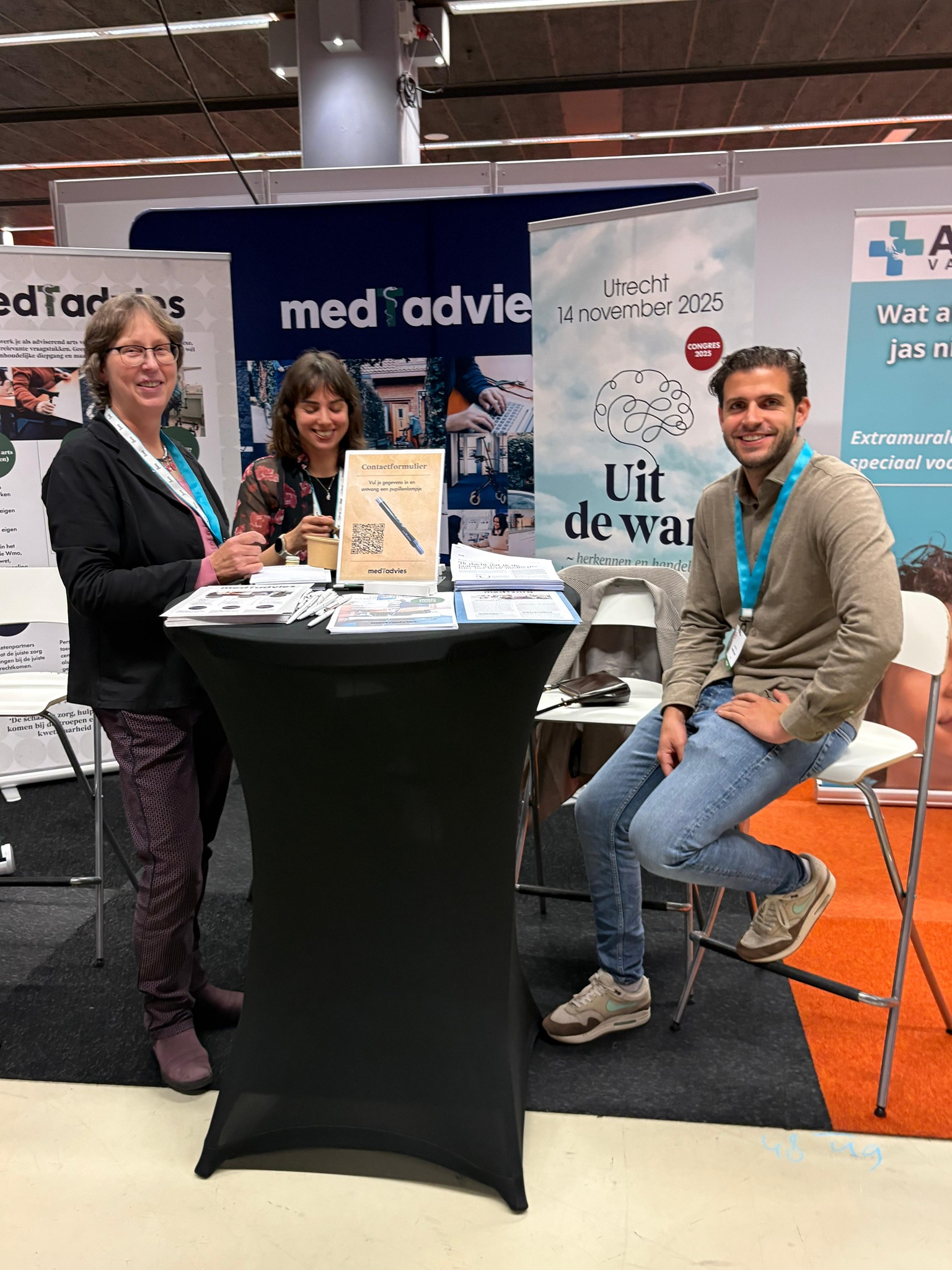 Foto van drie collega's in de medTadvies stand tijdens de KNMG Carrièrebeurs