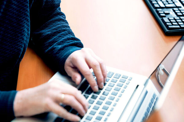 arts op laptop zonder stethoscoop