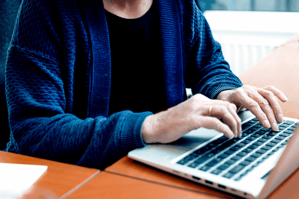 arts zonder stethoscoop zit achter een laptop